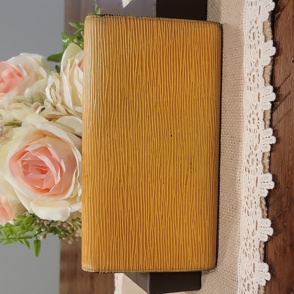 Authentic Louis Vuitton Epi Sarah wallet - Picture 3 of 9